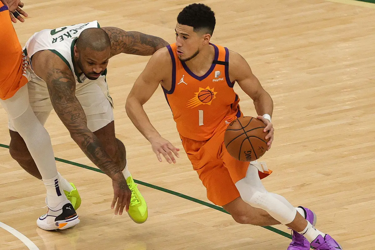 Foto: Habisi Suns, Milwaukee Bucks Samakan Agregat Kemenangan di Game Keempat Final NBA 2021