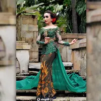 Untuk yang satu ini, Roro memakai kebaya warna hijau yang  bagian belakangnya menjuntai dengan paduan kain batik untuk bawahannya. Tak ketinggalan, sanggul di kepala yang membuatnya makin memesona. (Instagram/roro.fitria1989)
