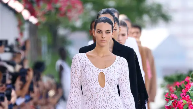 Vittoria Ceretti berjalan di landasan pacu selama Michael Kors Collection Spring/Summer 2024 Runway Show di Domino Park pada 11 September 2023 di Brooklyn, New York. JP Yim/Getty Images untuk Michael Kors.