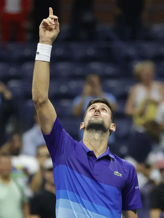 Petenis Serbia, Novak Djokovic merayakan kemenangan atas Matteo Berrettini dari Italia pada perempat final AS Terbuka 2021 di Arthur Ashes Stadium, New York, Kamis (9/9/2021). Petenis nomor satu dunia itu melaju ke semifinal AS Terbuka usai menang 5-7, 6-2, 6-2, 6-3. (Sarah Stier/Getty Images/AFP)
