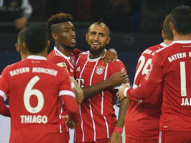 Para pemain Bayern Munchen merayakan gol yang dicetak oleh Arturo Vidal ke gawang Schalke pada laga Bundesliga, di Stadion Veltins, Selasa (20/9/2017). Bayern Munchen menang 3-0 atas Schalke. (AFP/Patrik Stollarz)