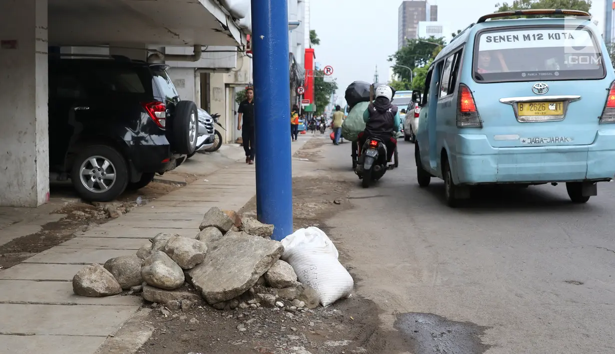 Kondisi bekas galian gorong-gorong di Jalan Hayam Wuruk, Jakarta, Rabu (20/2). Tidak maksimalnya perbaikan pascapembongkaran gorong-gorong menyebabkan trotoar di kawasan tersebut rusak dan dipenuhi kerikil serta batu. (Liputan6.com/Immanuel Antonius)