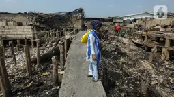 Bau sisa kebakaran juga masih bisa terhirup di lokasi. Asap-asap juga terlihat di beberapa tumpukan bangunan. (Liputan6.com/Johan Tallo)