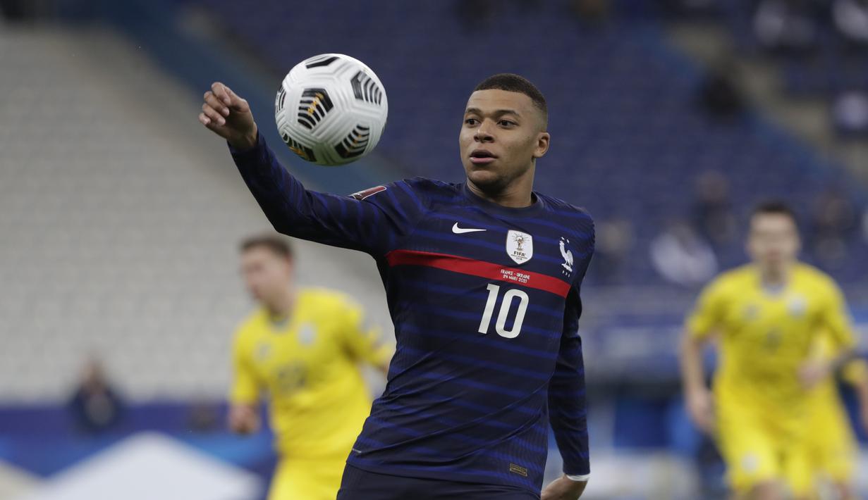 Penyerang Prancis, Kylian Mbappe mengontrol bola saat bertanding melawan Ukraina pada pertandingan kualifikasi Piala Dunia D di stadion Start de France, di Saint Denis, utara Paris, Kamis (25/3/2021). Prancis bermain imbang atas Ukraina 1-1. (AP Photo/Thibault Camus)