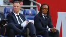 Pelatih Belanda Louis van Gaal (kiri) dan asistennya Edgar Davids menyaksikan pemainnya bertanding melawan Wales selama pertandingan grup A4 UEFA Nations League di stadion Cardiff City di Cardiff, Wales selatan, Kamis (9/6/2022). Belanda menang tipis atas Wales 2-1. (AFP/Geoff Caddick)