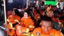 Anggota tim Indonesia Search and Rescue (Inasar) duduk dalam bus usai mengikuti upacara pelepasan perbantuan internasional ke Turki yang dilanda gempa bumi di Lapangan Basarnas, Kantor Pusat Basarnas, Jakarta Pusat, Jumat (10/2/2023). Tim Inasar yang diberangkatkan berjumlah 47 orang, terdiri dari 42 anggota Basarnas, empat anggota K9 Polri, dan satu anggota medis dari RSCM. (Liputan6.com/Herman Zakharia)