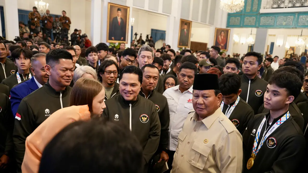 Prabowo bersama Menpora Erick Thohir dan ketua NOC Indonesia Raja Sapta saat penyerahan bonus SEA Games 2025