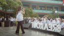 Anggi Marito membagikan potret keseruannya saat tampil bernyanyi di SMAN 47 Jakarta. Perempuan kelahiran 6 Maret 2002 itu tampil kasual dengan kemeja putih dan celana panjang hitam. Para pelajar tampak ikut bernyanyi bareng Anggi yang memukau di atas panggung. (Liputan6.com/IG/@anggimarito)