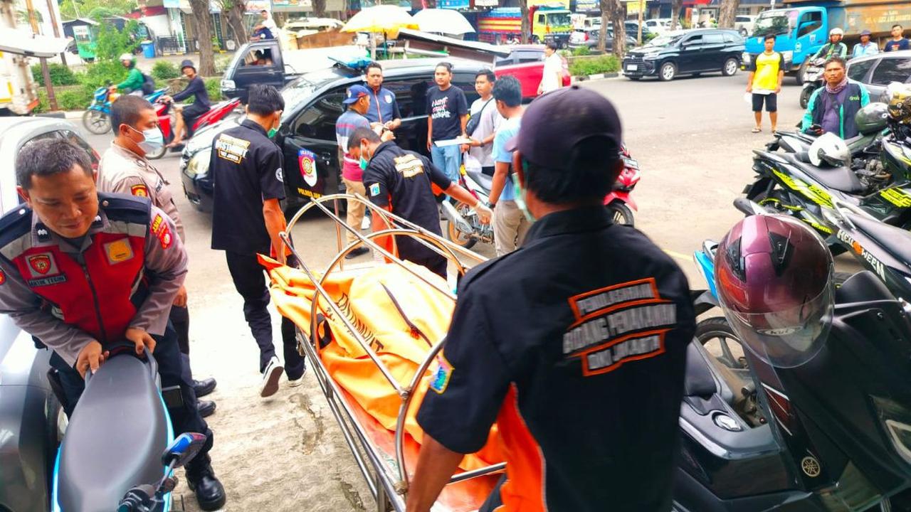 Korban diketahui ingin melamar kerja di ruko tersebut yang hendak dijadikan kafe tersebut.<br>
