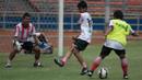 Pada latihan sesi terakhir, bomber gaek Persija, Bambang Pamungkas bermain sebagai kiper. (Bola.com/Vitalis Yogi Trisna)
