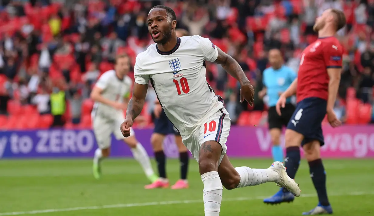 Raheem Sterling merupakan pemain Inggris pertama yang berhasil mencetak lebih dari satu gol dalam putaran final Euro, setelah terakhir ditorehkan oleh Rooney dan Lampard pada Euro 2004. Selain itu, Inggris selalu meraih kemenangan ketika Sterling mencetak gol. (Foto: AFP/Pool/Laurance Griffith)