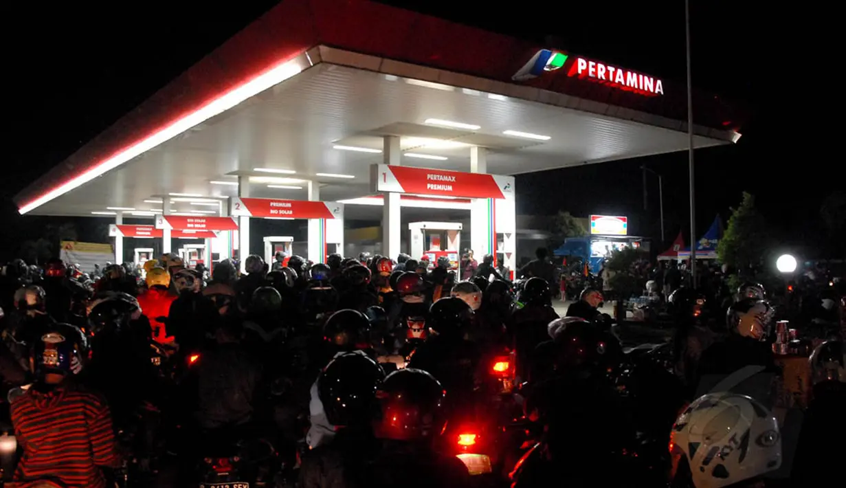 Antrean motor terlihat di salah satu pom bensin kawasan Karawang, Jumat (25/7/14) dini hari. (Liputan6.com/Miftahul Hayat)
