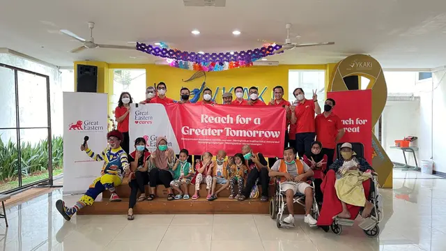 Karyawan Great Eastern Life Indonesia memberikan dukungan dan semangat untuk adik-adik pejuang kanker di Yayasan Kasih Anak Kanker Indonesia dalam rangkaian kegiatan Reach for a Greater Tomorrow. (Dok Great Eastern)