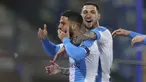 Striker Napoli, Lorenzo Insigne (kiri) merayakan gol pertama Napoli yang dicetaknya ke gawang Lazio dalam laga lanjutan Liga Italia 2020/2021 pekan ke-32 di Diego Armando Maradona Stadium, Naples, Kamis (22/4/2021). Napoli menang 5-2 atas Lazio. (Lapresse via AP/Alessandro Garofalo)