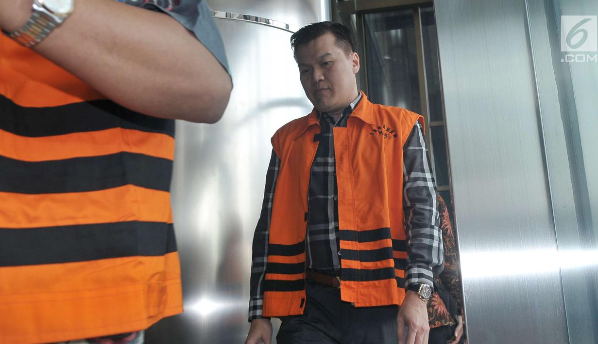 Tersangka kasus dugaan korupsi pengadaan KTP berbasis elektronik (e-KTP) Andi Agustinus alias Andi Narogong bersiap menjalani pemeriksaan di Gedung KPK, Jakarta, Senin (22/5). (Liputan6.com/Helmi Afandi)