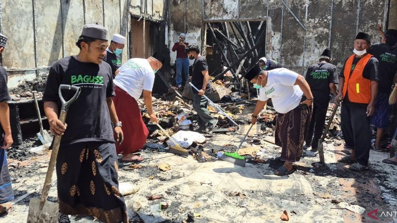 Fakta Unik Relawan Baguss Jatim: Ratusan Santri Bersihkan Sisa Kebakaran Gedung Grahadi Surabaya