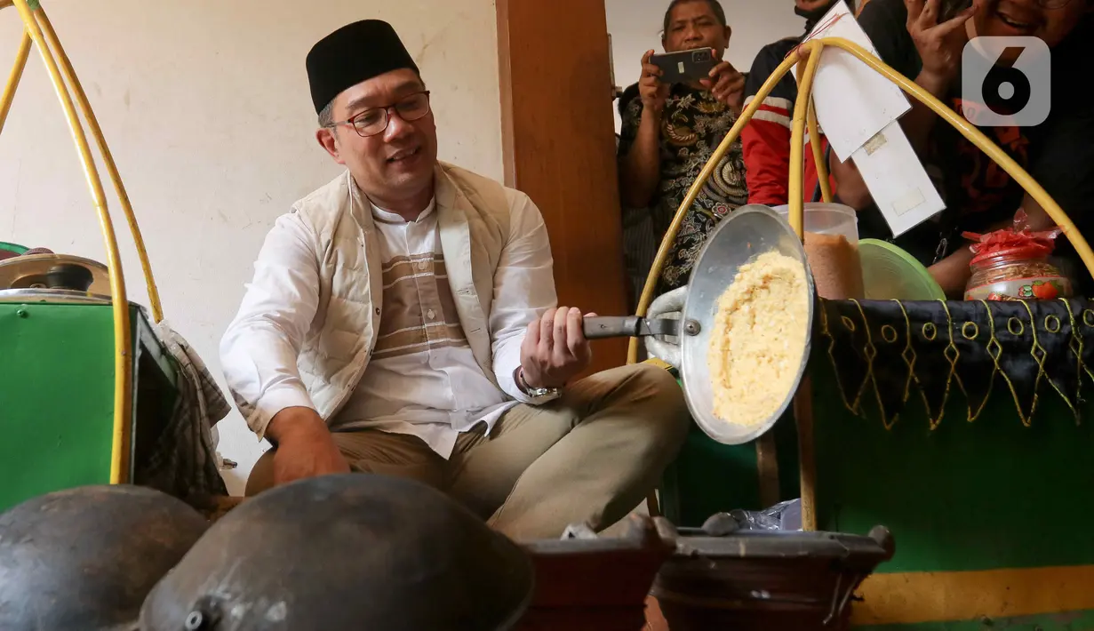RK juga menyempatkan membuat kerak telor yang menjadi ciri khas makanan Betawi. (Liputan6.com/Herman Zakharia)