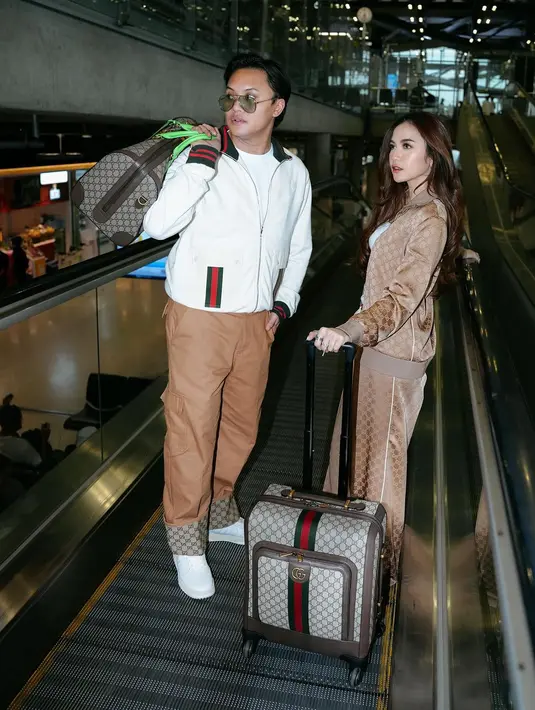 Iky lengkapi outfitnya dengan top handle Bag dengan sneakers putih dan kacamata [@rizkyfbian]