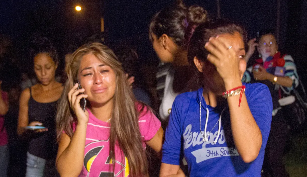 Kerabat dan keluarga tahanan menanggis menunggu informasi kerusuhan di penjara Cadereyta di Monterrey, Meksiko, (27/3). Dikabarkan akibat kerusuhan ini setidaknya 45 orang terluka antaranya penjaga dan tahanan. (AFP Photo / Julio Cesar Aguilar)