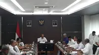 Menko PMK Muhadjir Effendy memimpin rapat mengenai revisi cuti bersama, Senin (9/3/2020). (Merdeka.com/ Ronald)