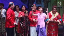 Pemain mementaskan sebuah adegan saat drama musikal Pelangi 1 Warna di Jakarta, Minggu (3/11). Drama musikal bertema Amalkan Pancasila itu untuk membangun kecintaan serta rasa memiliki terhadap bangsa dan negara Indonesia. (Liputan6.com/Angga Yuniar)