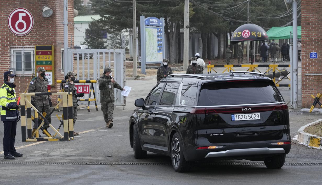 Sebuah kendaraan yang diyakini membawa personel boy group BTS, Jin, tiba di pusat pelatihan militer di Yeoncheon, Korea Selatan, Selasa (13/12/2022). Beredarnya kabar BTS akan menjalani wajib militer sempat menghebohkan para penggemar. (AP Photo/Ahn Young Joon)