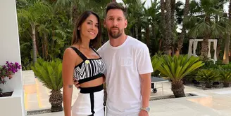 Berpose bersama suaminya, Messi, Antonella terlihat manis mengenakan bralette top dan rok mini. Walaupun outfitnya dominan warna hitam putih, pemilihan warna hijau pada heels membuatnya tampil unik dan chic. [Instagram/antonelaroccuzzo]
