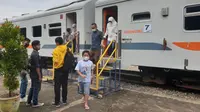 Beberapa warga tengah menuruni tangga kereta setelah sampai di Stasiun Cibatu dalam uji coba perdana jalur reaktivasi Stasiun Garut Kota-Cibatu, Kamis lalu. (Liputan6.com/Jayadi Supriadin)