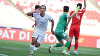Winger Timnas Filipina U-23, Javier Mariona mencetak gol ke gawang Timnas Vietnam U-23 dalam laga semifinal Piala AFF U-23 2025 di Stadion Utama Gelora Bung Karno, Jakarta, (25/7/2025). (Bola.com/Abdul Aziz).