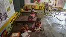 Siswa menghadiri kelas di sebuah sekolah di Allahabad, India, Rabu (1/9/2021). Pemerintah negara bagian melonggarkan lockdown COVID-19 untuk lembaga pendidikan yang memungkinkan siswa menghadiri sekolah tatap muka dengan 50 persen kapasitas. (SANJAY KANOJIA/AFP)