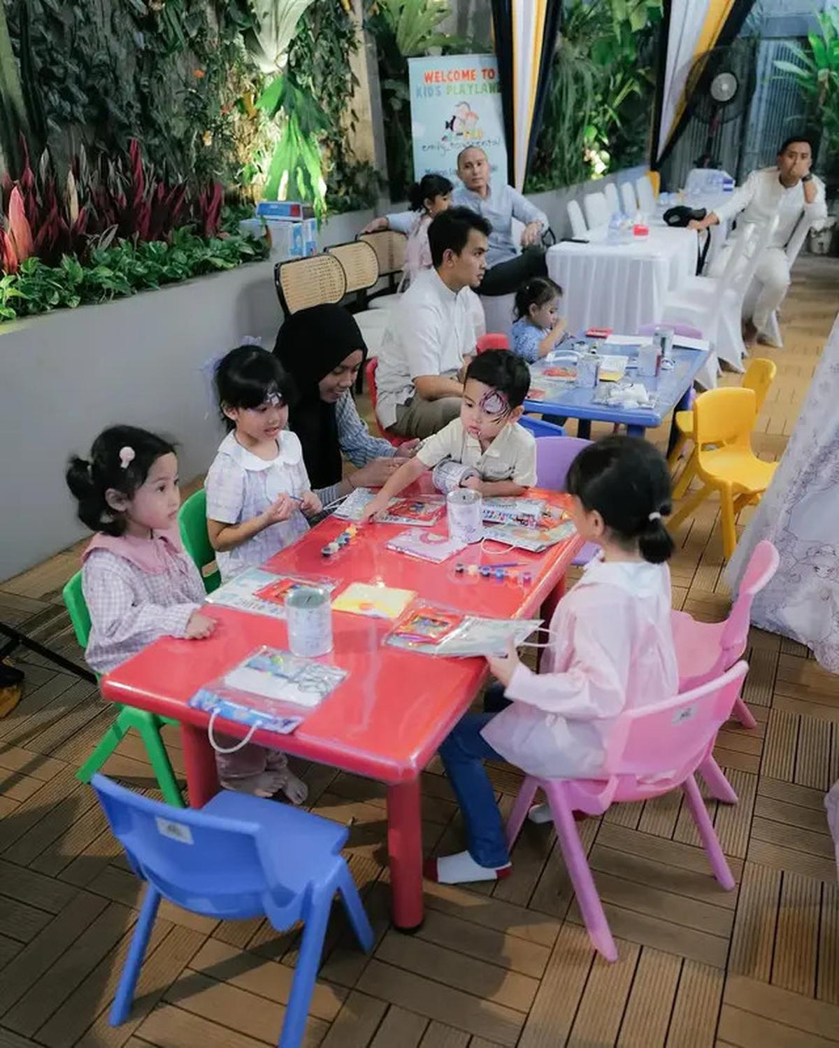 6 Potret Bukber Teman-Teman Anak Irish Bella di Rumah, Sekaligus Silaturahmi Orang Tua