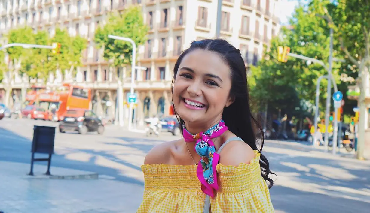 Seperti ini misalnya, paduan baju yang berwarna kuning dan scarf berwarna ungu ini membuat penampilan Amanda sangat menawan. Terlebih rambut panjanganya yang ia buat curly. Lucu banget kan? (Instagram/amandarawles)