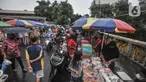 Warga saat berburu hidangan berbuka puasa atau takjil di kawasan Karet Tengsin, Tanah Abang, Jakarta Pusat, Minggu (3/4/2022). Berburu takjil merupakan tradisi umat muslim untuk disantap saat berbuka puasa. (merdeka.com/Iqbal S. Nugroho)