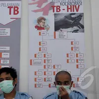 Warga binaan yang terkena penyakit Tuberkulosis bersiap diperiksa di Balai Pengobatan Lapas Cipinang, Jakarta, (24/2/2015). Catatan WHO, kasus TB di lembaga pemasyarakatan di Indonesia, 11 hingga 81 kali dari populasi umum. (Liputan6.com/Johan Tallo)