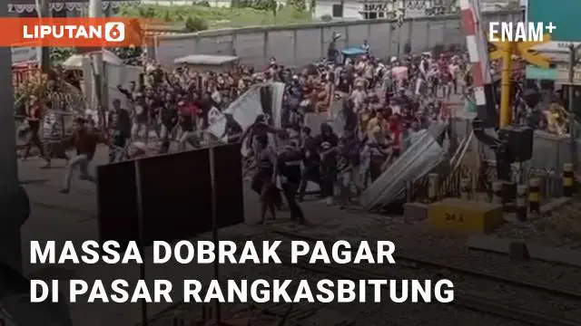 Sebuah video beredar terkait massa demo yang dobrak gerbang. Kejadian tersebut terjadi pada hari Kamis (10/08/2023) di Pasar Rangkasbitung