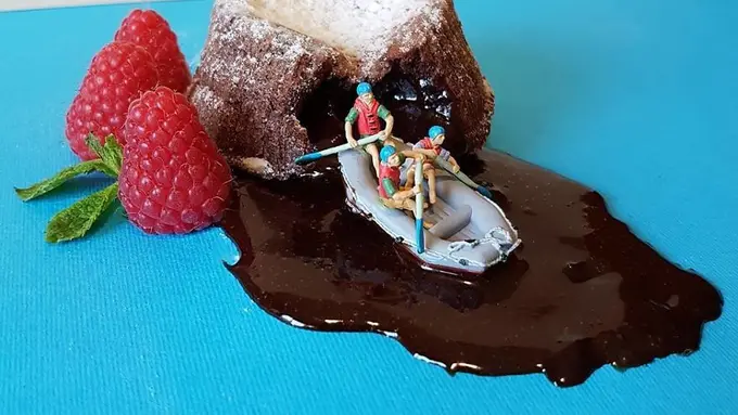 [Bintang] 10 Dessert Ini Dijadikan Wahana Mainan Miniatur Beraksi, Lucu!