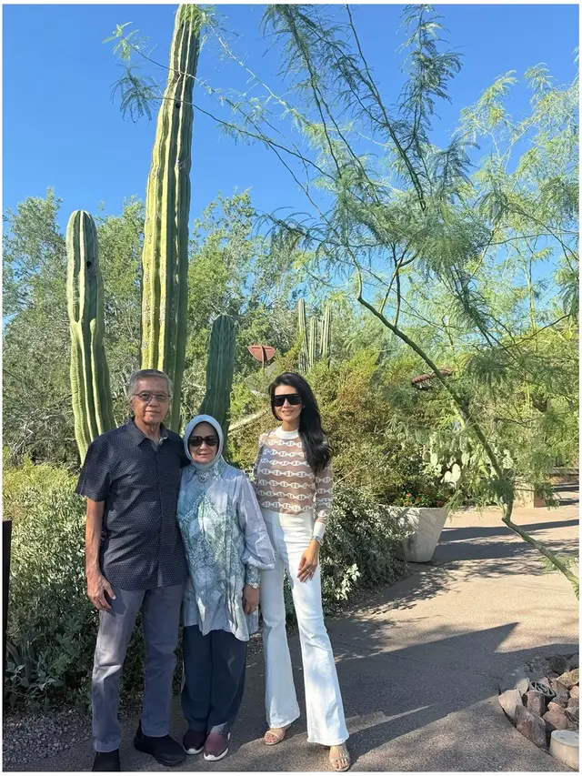 6 Potret Farah Quinn Bareng Ayah-Ibu yang Jarang Tersorot, Kumpul di Amerika