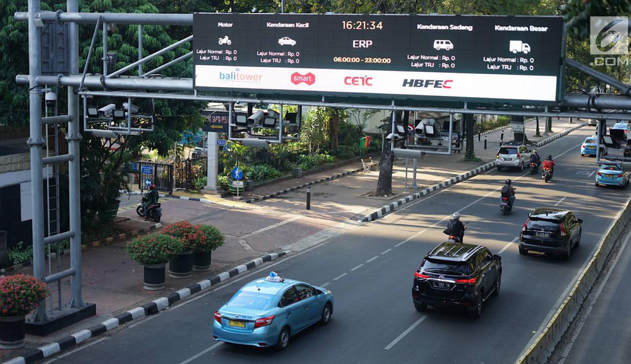 Kendaraan melintas di bawah mesin electronic road pricing (ERP) di Jalan Medan Merdeka Barat, Jakarta, Rabu (11/9/2019). Pemprov DKI Jakarta membatalkan proses lelang tender untuk jalan berbayar atau ERP setelah mendapatkan opini hukum dari Kejaksaan Agung RI. (Liputan6.com/Immanuel Antonius)