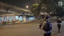 Suasana di dekat halte Transjakarta usai terjadi ledakan di kawasan Kampung Melayu, Jakarta, Rabu (24/5). Petugas masih melakukan penyisiran di sekitar lokasi. (Liputan6.com/Herman Zakharia)