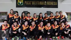 Para atlet bulu tangkis nasional putra dan putri untuk Piala Sudirman berfoto bersama saat pelepasan saat di Cipayung, Jakarta, Sabtu (6/5). Sebanyak 20 atlet siap bertanding mewakili Indonesia dalam piala Sudirman. (Liputan6.com/Angga Yuniar)