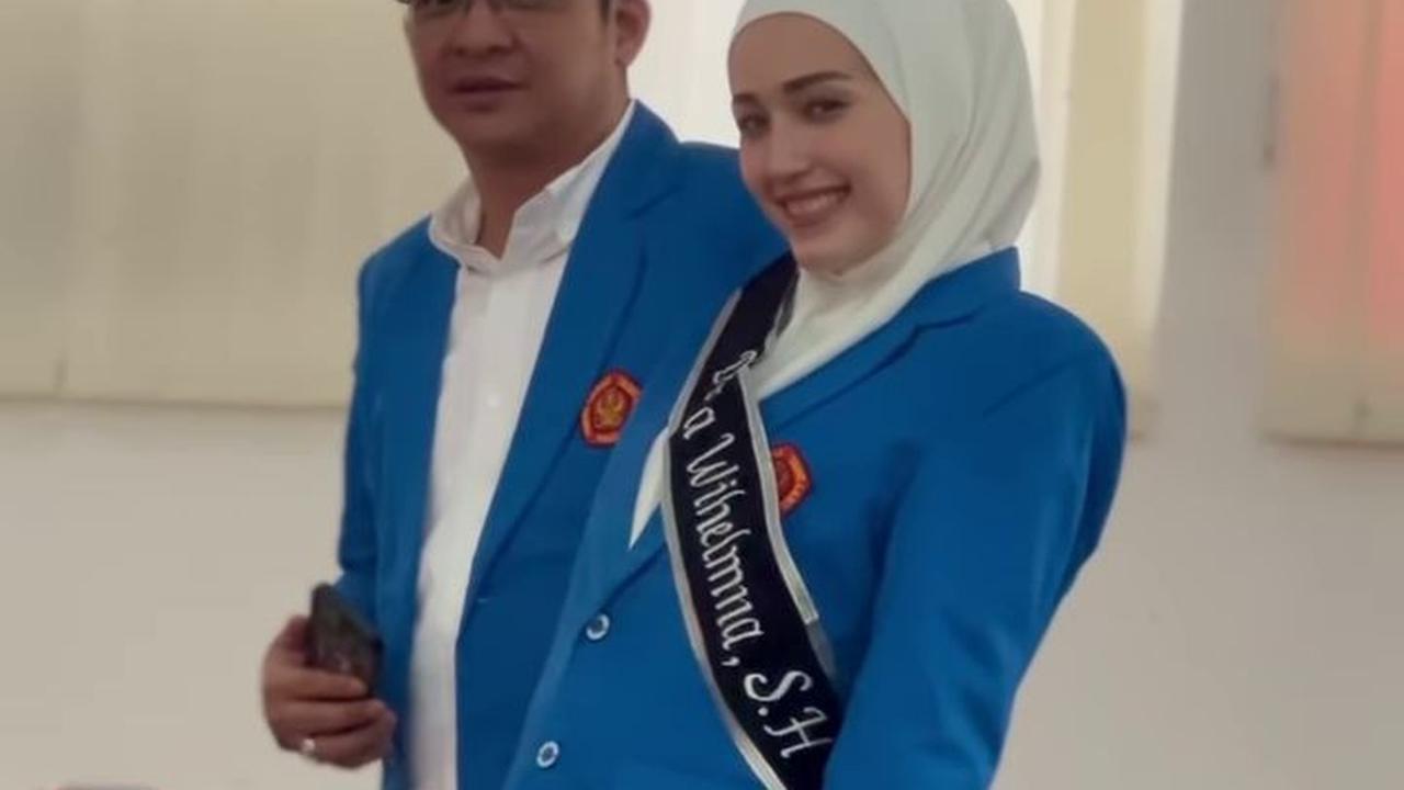 Adelia lulus dengan IPK 3,45.