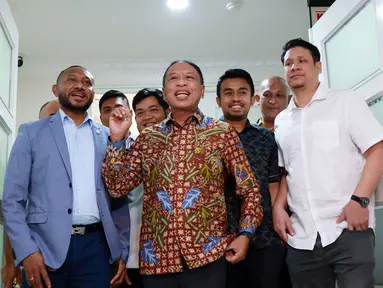 Menteri Pemuda dan Olahraga (Menpora) RI, Zainudin Amali (tengah) menerima audiensi perwakilan klub Liga 2 di Kantor Kemenpora, Jakarta, Senin (16/1/2023). Kehadiran para perwakilan klub peserta Liga 2 itu untuk mengadukan nasib mereka setelah kompetisi dihentikan. (Bola.com/M Iqbal Ichsan)