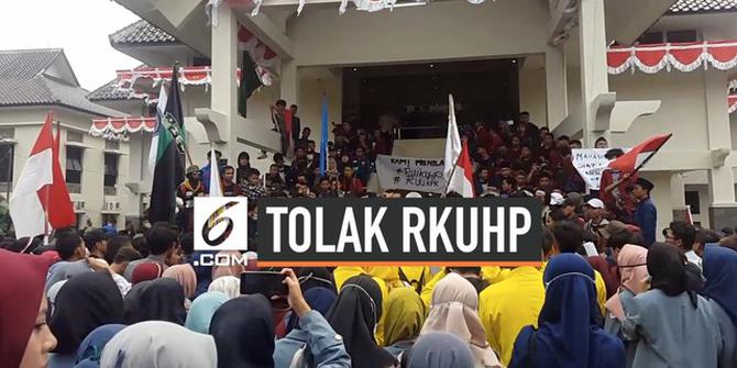 VIDEO: Tolak RKUHP, Mahasiswa Geruduk DPRD Tasikmalaya