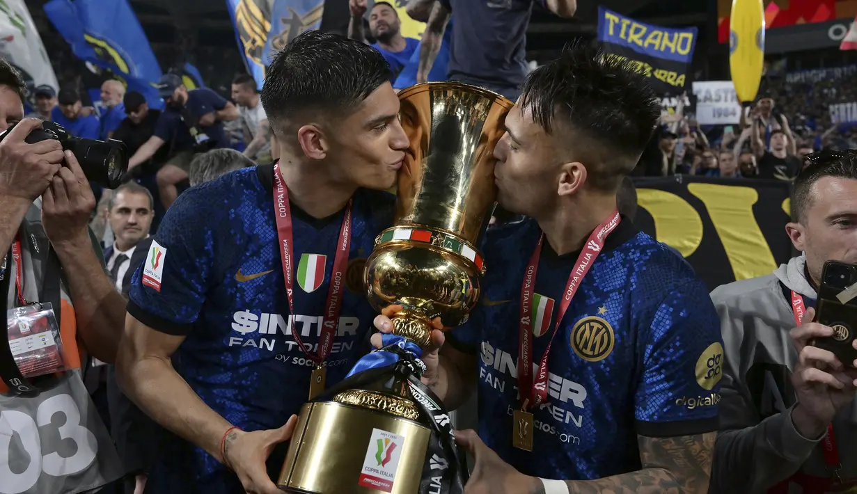 <p>Pemain Inter Milan melakukan selebrasi dengan trofi usai memenangkan pertandingan final Coppa Italia 2021/2022 4-2 atas Juventus di Stadion Olimpico, Roma, Kamis (12/5/2022) dini hari WIB. Bagi Inter Milan, ini gelar juara Coppa Italia 2021/2022 kedelapan setelah sebelumnya sukses menjadi kampiun turnamen ini pada 1939, 1978, 1982, 2005, 2006, 2010, dan 2011. (Alfredo Falcone/LaPresse via AP)</p>