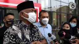 Mantan Ketua KPK, Taufiqurrahman Ruki memberi keterangan sesaat sebelum meninggalkan Gedung Merah Putih KPK, Jakarta, Senin (7/12/2020). Kedatangannya untuk mengikuti diskusi menyusul berlakunya UU No. 19 Tahun 2019 yang menitikberatkan upaya pencegahan korupsi. (Liputan6.com/Helmi Fithriansyah)