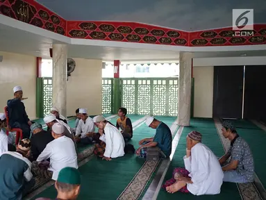 Jemaah mendengarkan ceramah di Masjid Babah Alun, Tanjung Priok, Jakarta, Rabu (8/5/2019). Masjid Babah Alun memiliki gaya arsitektur oriental. (Liputan6.com/Immanuel Antonius)