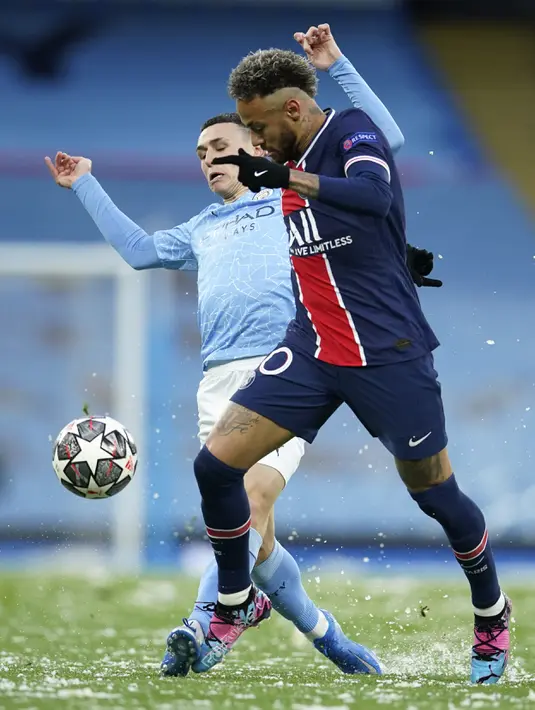 Penyerang PSG, Neymar membawa bola dari kawalan gelandang Manchester City pada leg kedua semifinal Liga Champions di stadion Etihad, Rabu (5/5/2021). City unggul agregat 4-1 atas PSG. (AP Photo/Dave Thompson)