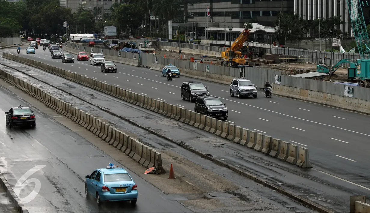 Pengendara melintasi Jalan Jenderal Sudirman menuju Blok M, Jakarta, Jumat (2/12). Terkait aksi super damai 212 yang digelar di kawasan Monas, sejumlah ruas jalan protokol Ibukota terlihat lengang. (Liputan6.com/Helmi Fithriansyah)