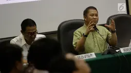Menkominfo Rudiantara saat acara Laporan Persiapan Mudik 2017 di gedung Kemkominfo, Jakarta, Senin (19/6). Di tahun ini, terdapat tambahan jumlah BTS yang lebih banyak serta adanya aplikasi penunjang mudik bernama 'Ayo Mudik'. (Liputan6.com/Faizal Fanani)