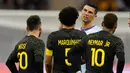 Pemain Riyadh All Star Cristiano Ronaldo berbincang dengan pemain Paris Saint-Germain (PSG) Lionel Messi, Neymar, dan Marquinhos pada pertandingan sepak bola persahabatan di King Saud University Stadium, Riyadh, Arab Saudi, 19 Januari 2023. PSG mengalahkan Riyadh All Star dengan skor 5-4. (AP Photo/Hussein Malla)